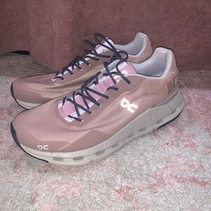 Women’s ON Cloudnova Form shoes size 9.5